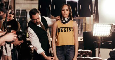 Copertina di Gli attori Javier Bardem e Yasmin Finney nel corto di Greenpeace “SLAPP Suit” contro le cause intimidatorie