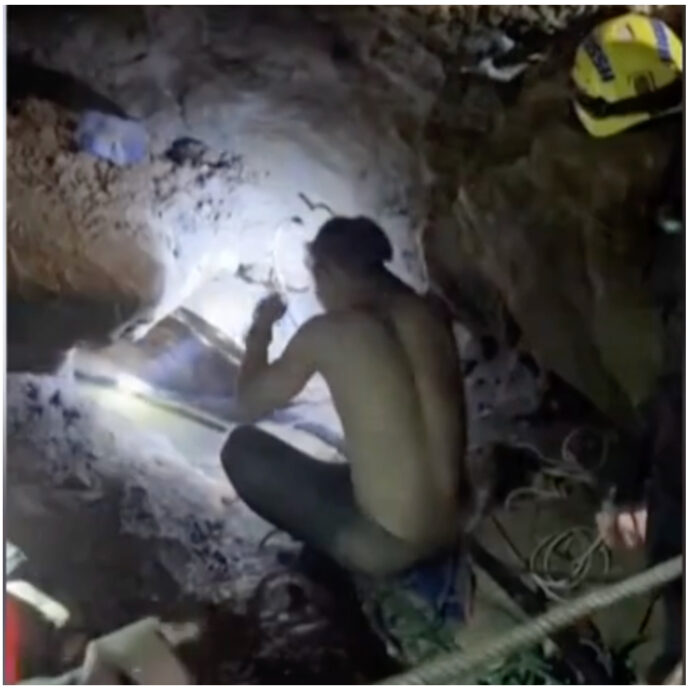 Sommozzatori ritrovano vivi dopo una settimana gli abitanti di un villaggio intrappolati nell’oscurità di una grotta allagata in Laos – IL VIDEO