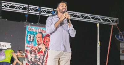 Copertina di Una mare di solidarietà antimafia (e non solo) per Jamil, l’attivista denunciato da Chiara Colosimo