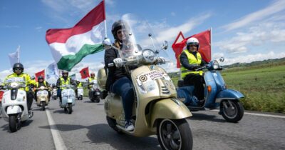 Copertina di Vespa festeggia 80 anni a Roma con il più grande raduno della sua storia