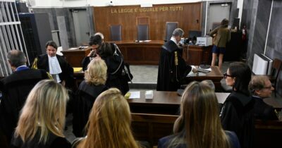 Copertina di Ruby Ter, le difese all’attacco con una valanga di eccezioni: “Processo infinito come Garlasco”. Ma gli avvocati chiedono di ripartire da zero