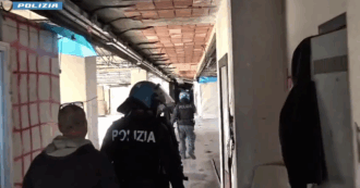 Copertina di Sequestrata e violentata per tre giorni in uno stabile abbandonato a Roma: fermati cinque sospettati