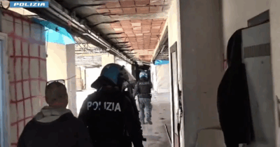 Copertina di Sequestrata e violentata per tre giorni in uno stabile abbandonato a Roma: fermati cinque sospettati