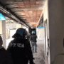 Copertina di Sequestrata e violentata per tre giorni in uno stabile abbandonato a Roma: fermati cinque sospettati