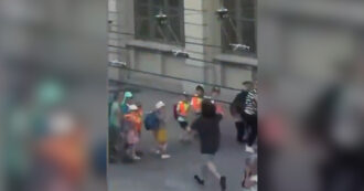 Copertina di Uomo armato di coltello ferisce 3 persone in una stazione in Svizzera. “Gridava Allah Akbar” | Video