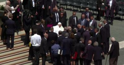 Copertina di Fedele sviene durante l’udienza in San Pietro, Papa Leone interviene per soccorrerlo
