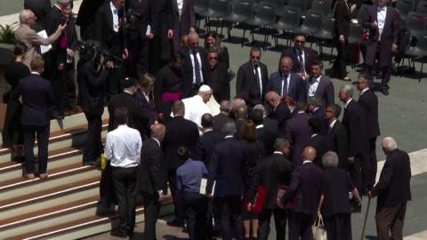 Fedele sviene durante l’udienza in San Pietro, Papa Leone interviene per soccorrerlo
