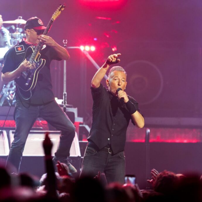 “La musica come strumento di mobilitazione sociale e politica”: Tom Morello chiama Springsteen, Foo Fighters e Dave Matthews per l’evento “Power to the People”