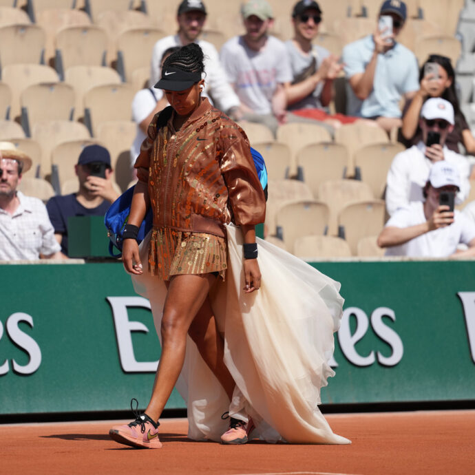 “È un torneo di tennis, non una sfilata di moda. Somiglia alla Torre Eiffel per quanto scintilla”: i look di Naomi Osaka al Roland Garros 2026 fanno discutere