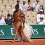 Copertina di “È un torneo di tennis, non una sfilata di moda”: i look di Naomi Osaka al Roland Garros fanno discutere