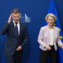 Copertina di Magyar vince il primo braccio di ferro con von der Leyen: Bruxelles sblocca tutti i fondi del Recovery dopo aver chiesto lo ‘sconto’