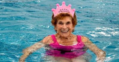 Copertina di Nuota da 40 anni e a 101 anni non smette: “l’acqua non fa discriminazioni, in piscina puoi fare tutto quello che vuoi”. La storia di Betty Morris