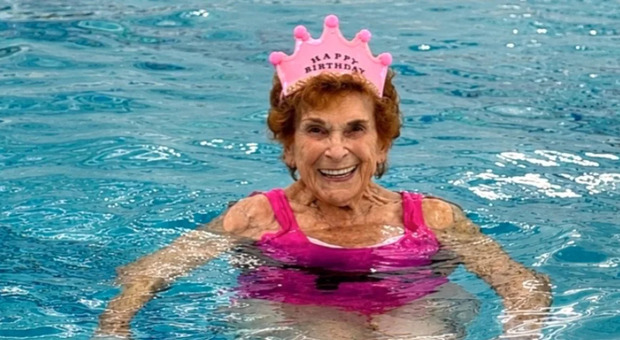Nuota da 40 anni e a 101 anni non smette: “l’acqua non fa discriminazioni, in piscina puoi fare tutto quello che vuoi”. La storia di Betty Morris