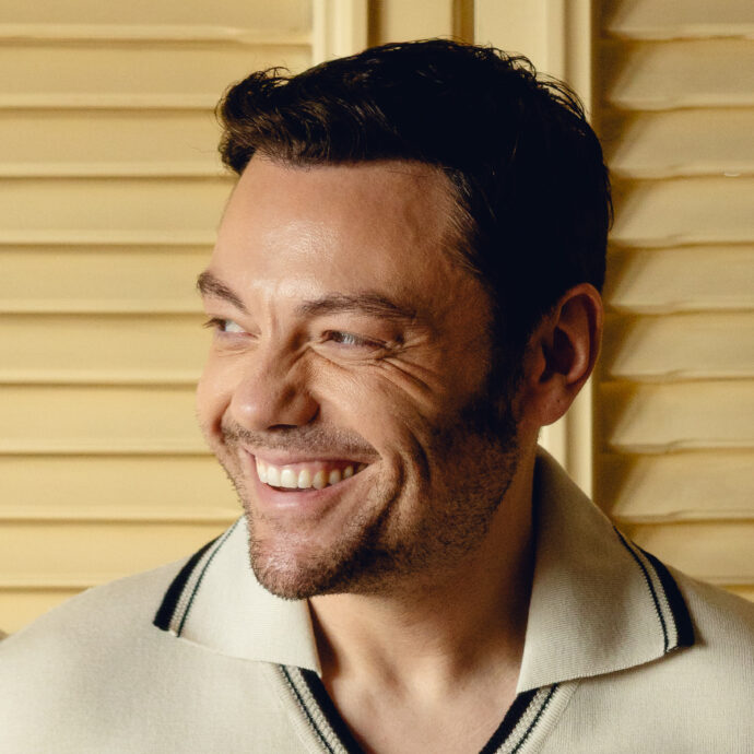 Tiziano Ferro: “Sui social rabbia, frustrazione e foto filtrate con la cultura di Ozempic che ci impone la magrezza estrema. Viaggio in tour felice con logopedista e psicologa. A Sanremo andrei in gara”