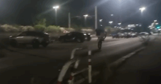 Copertina di Corse clandestine in moto a Roma: gruppi di ragazzi si godono lo “show” a Saxa Rubra, di fronte agli studi Rai