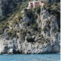 Copertina di Precipita dal costone di Capo d’Orso: morto 35enne. Ipotesi caduta accidentale per scattare una foto