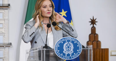 Copertina di Con il collegamento registratori di cassa-pos emersi 5 miliardi di imponibile. Ma Meloni tace sui risultati dello “Stato spione”