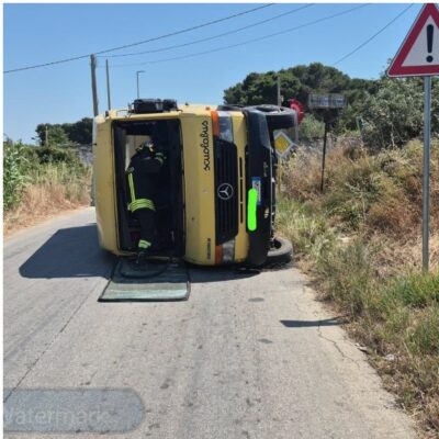 Copertina di Scuolabus si ribalta dopo lo scontro con un suv: 19 feriti tra cui 14 bambini. Conducente senza patente e senza assicurazione