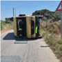 Copertina di Scuolabus si ribalta dopo lo scontro con un suv: 19 feriti tra cui 14 bambini. Conducente senza patente e senza assicurazione