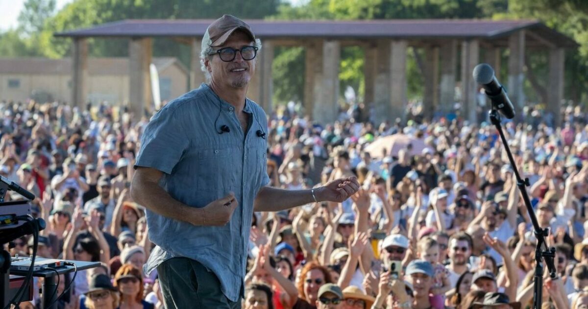 Niccolò Fabi: “Perdere un figlio è un dolore forte e incomprensibile. I miei compagni mi prendono in giro perché misurano la mia incazzatura su quante volte chiamo ‘Ciccio’ un interlocutore”