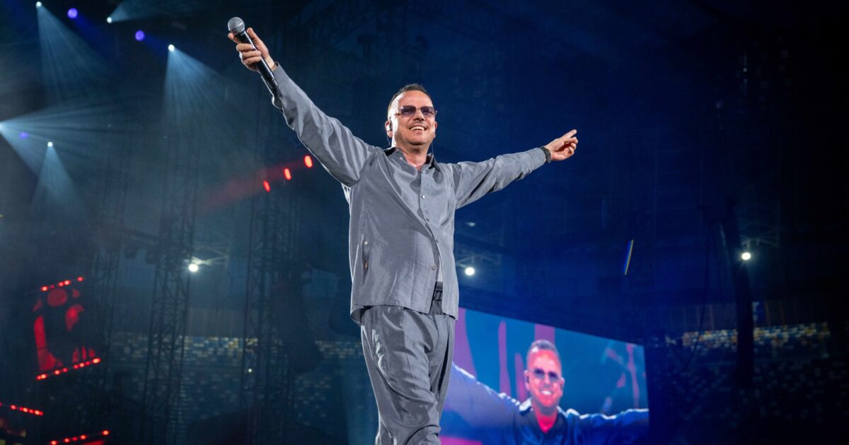 Gigi D’Alessio apre le porte dello Stadio Maradona di Napoli assieme a Elodie, Geolier, Alessandra Amoroso, Clementino, LDA e Elena D’Amario