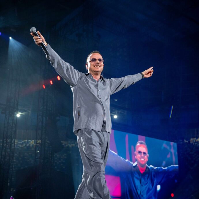 Gigi D’Alessio apre le porte dello Stadio Maradona di Napoli assieme a Elodie, Geolier, Alessandra Amoroso, Clementino, LDA e Elena D’Amario