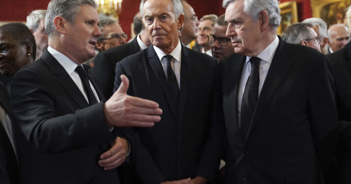 Gran Bretagna, Blair striglia il labour e Starmer per la deriva a sinistra: “Tornare al centro”. Il partito: “Ignora le disuguaglianze”
