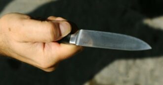 Copertina di Studente di 11 anni tenta di accoltellare un professore in classe trasmettendo in diretta su Telegram