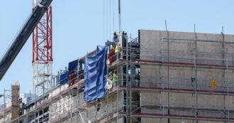 Copertina di Operai indiani sfruttati per costruire il nuovo Consolato Usa a Milano. Il pm: “Pizzo e minacce è para-schiavismo”