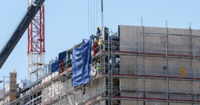 Copertina di Operai indiani sfruttati per costruire il nuovo Consolato Usa. Il pm: “Pizzo e minacce, para-schiavismo”