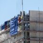 Copertina di Operai indiani sfruttati per costruire il nuovo Consolato Usa a Milano. Il pm: “Pizzo e minacce è para-schiavismo”