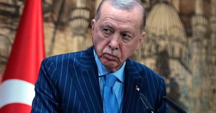 Turchia, Erdogan perde consenso e colpisce l’opposizione usando i giudici. Ma gli investitori stranieri lo vogliono in sella