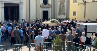 Copertina di Morti alle Maldive, folla per i funerali Muriel Oddenino: una bara bianca per la biologa 31enne – Video