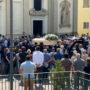 Copertina di Folla per i funerali Muriel Oddenino: una bara bianca per la biologa 31enne – Video