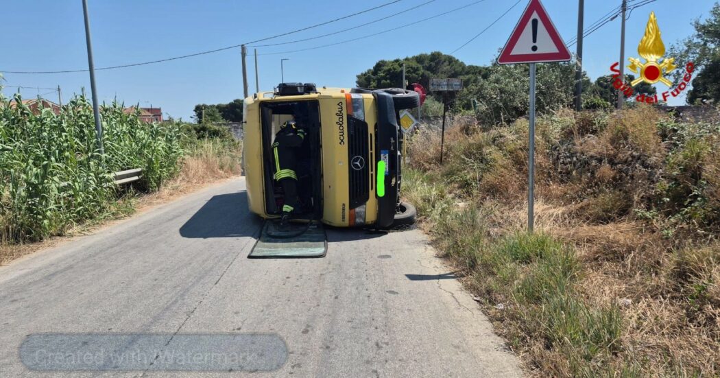 Mazara, un’auto contro  lo scuolabus: 17 feriti