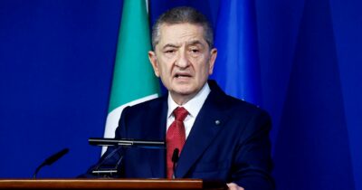Copertina di Crisi, nella relazione annuale di Banca d’Italia, il governatore Fabio Panetta fa un mini-assist  a Meloni: ‘Aiuti sono necessari’