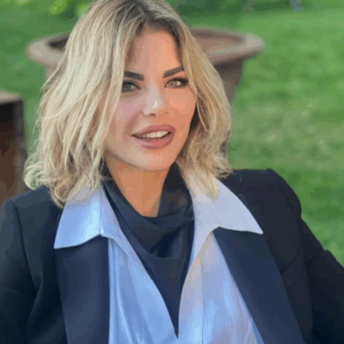 “La gente pensa spesso che il successo, i soldi, la bellezza o la popolarità bastino per essere felici. Tutti ti vedono forte, risolta, ricca, ancora bellissima e tu dentro hai angoscia”: le parole di Alba Parietti per Belén Rodriguez