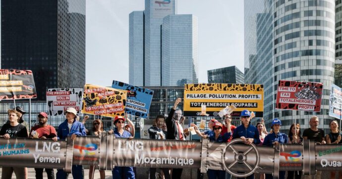 Francia, tutti vogliono la “tassa Total”: 2 miliardi allo Stato stangando gli extraprofitti sul petrolio