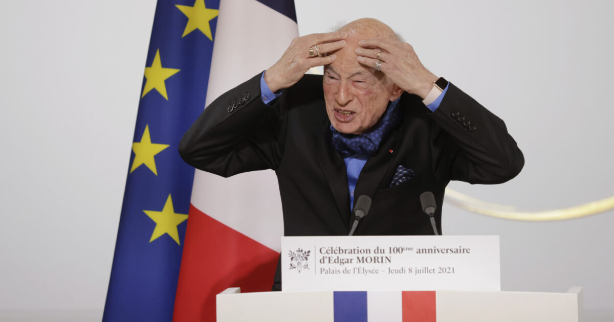 È morto Edgar Morin, il filosofo del “pensiero complesso”: nato senza vita, iniziò a respirare “dopo una buona mezz’ora di schiaffi”