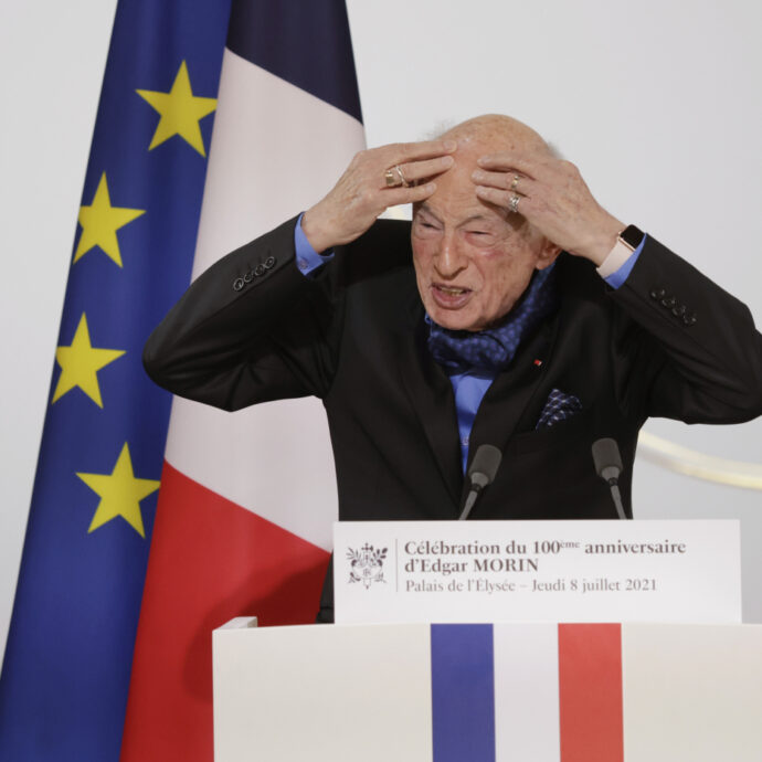 È morto Edgar Morin, il filosofo del “pensiero complesso”: nato senza vita, iniziò a respirare “dopo una buona mezz’ora di schiaffi”