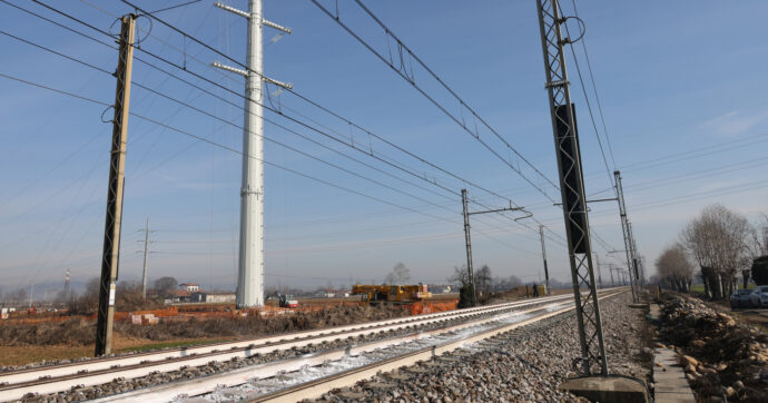 Incendio danneggia la linea ferroviaria del Brennero: “Atto doloso”. Ritardi di oltre un’ora e rischio treni cancellati