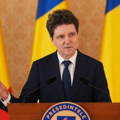Copertina di Drone russo caduto in Romania, la versione del presidente Nicuşor Dan: “Ha cambiato traiettoria dopo essere stato colpito”