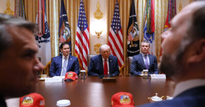 Copertina di Iran, Casa Bianca: “Trump accetterà accordo solo se Teheran rispetterà linee rosse”. Media: “Missile iraniano contro base in Kuwait, 5 americani feriti”