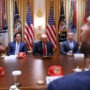 Copertina di Iran, Casa Bianca: “Trump accetterà accordo solo se Teheran rispetterà linee rosse”. Pezeshkian: “Pronti a raggiungere quadro dignitoso per pace”