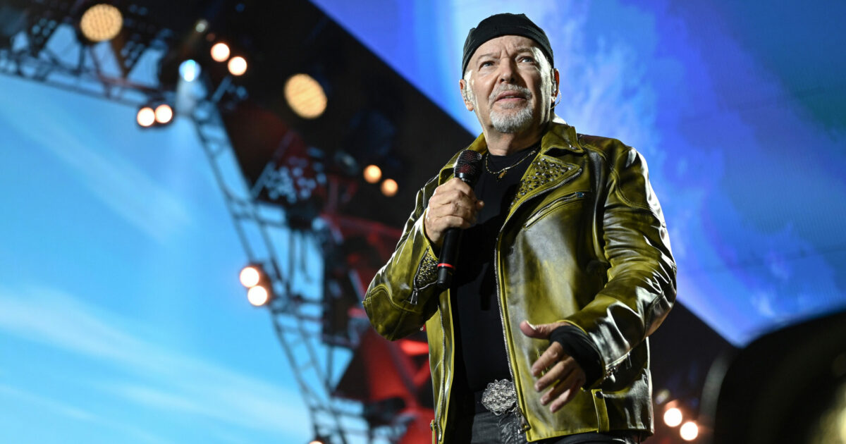 Vasco Rossi: “Non ho bisogno di fare dei discorsi dal palco perché non li faccio mai. Le mie canzoni parlano da sole. Chi vuol sentire, senta. La musica è resistenza attiva contro la violenza, l’odio e la paura”
