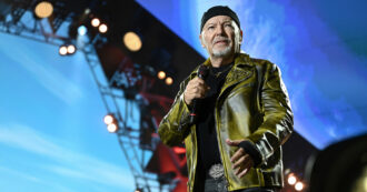 Copertina di Vasco Rossi: “Non ho bisogno di fare dei discorsi dal palco perché non li faccio mai. Le mie canzoni parlano da sole. Chi vuol sentire, senta. La musica è resistenza attiva contro la violenza, l’odio e la paura”
