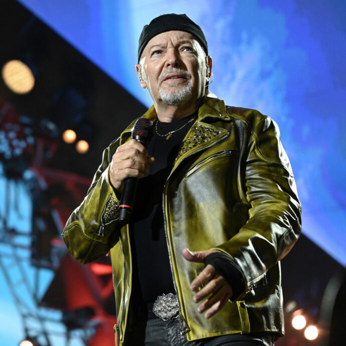 Vasco Rossi: “Non ho bisogno di fare dei discorsi dal palco perché non li faccio mai. Le mie canzoni parlano da sole. Chi vuol sentire, senta. La musica è resistenza attiva contro la violenza, l’odio e la paura”
