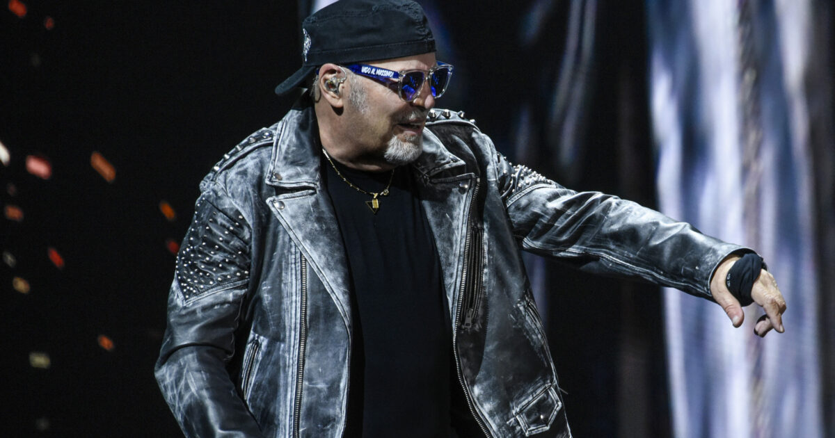 Vasco Rossi a Rimini, il sacerdote (veggente) del rock picchia duro con ironia provocatoria e rock: “Non siamo mica gli americani” – Scaletta e racconto