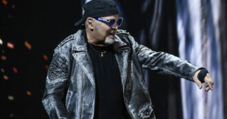 Copertina di Vasco Rossi a Rimini, il sacerdote (veggente) del rock picchia duro con ironia e provocazione: “Non siamo mica gli americani” – Scaletta e racconto