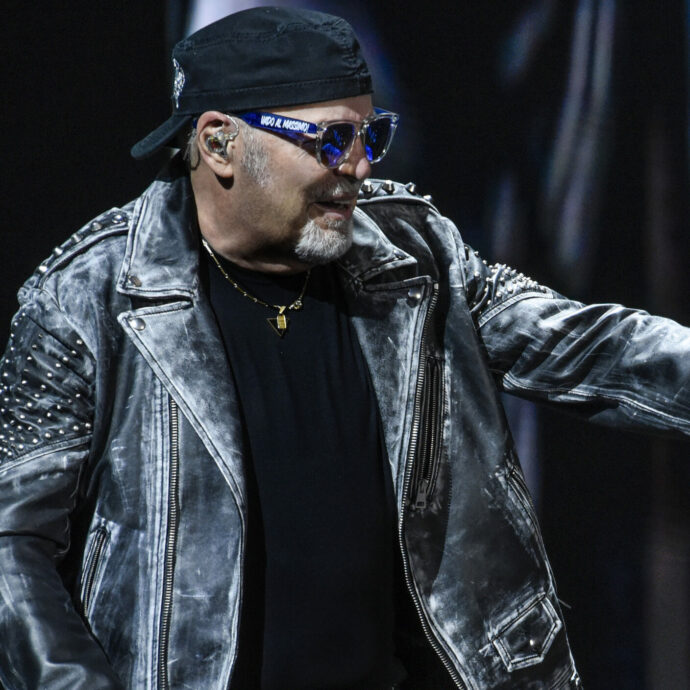 Vasco Rossi a Rimini, il sacerdote (veggente) del rock picchia duro con ironia provocatoria e rock: “Non siamo mica gli americani” – Scaletta e racconto